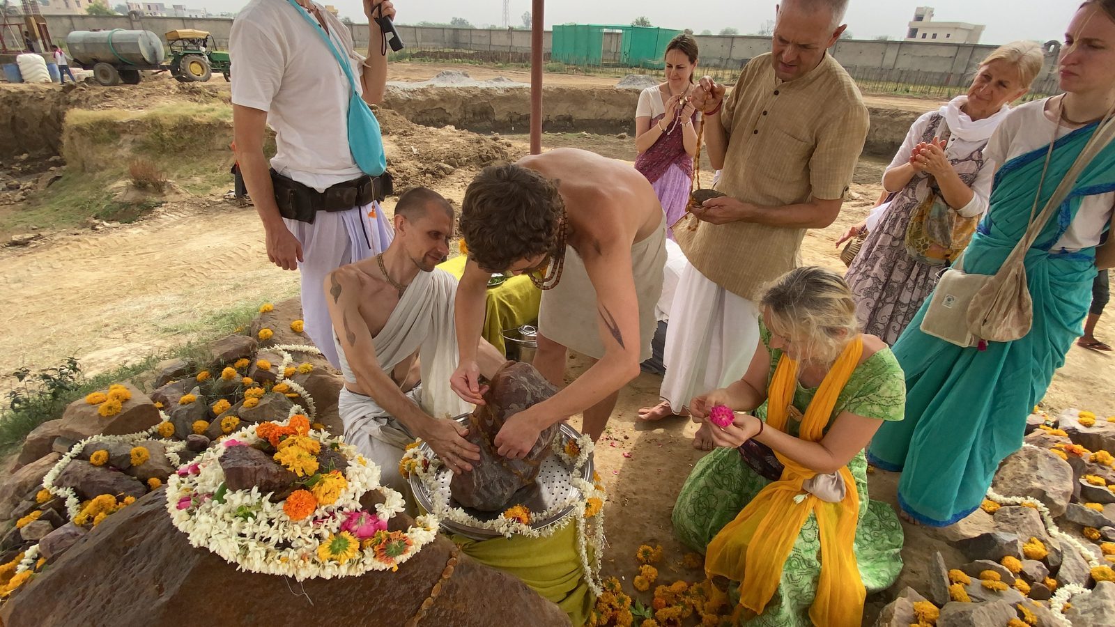Абхишек всей группой