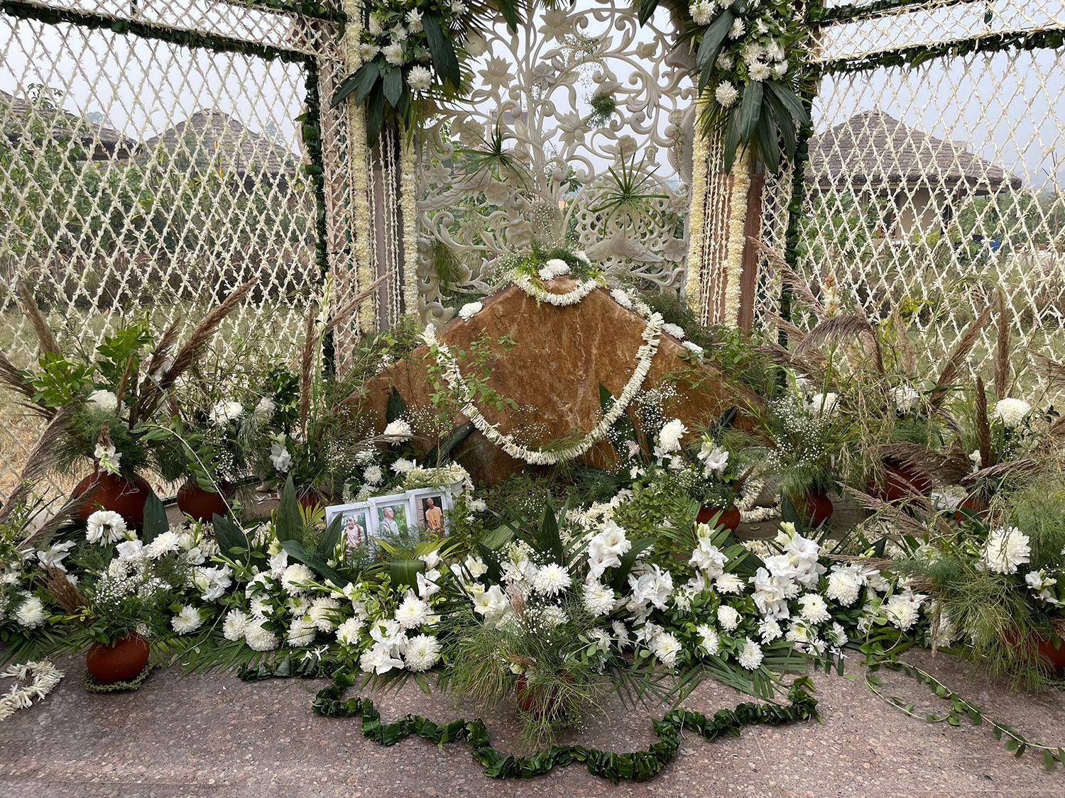 Шри Гирирадж в новом храме